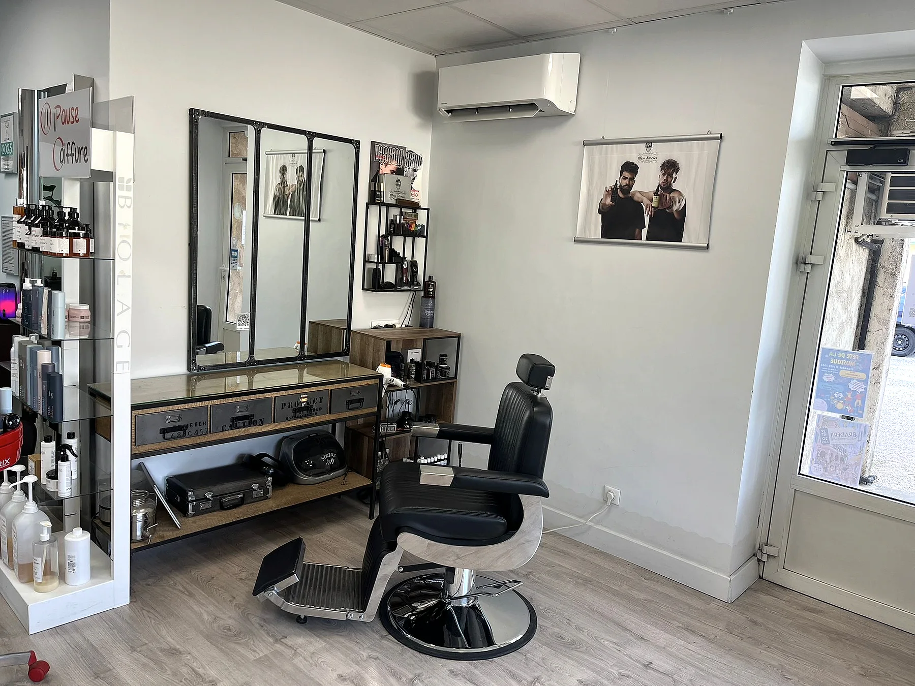 Poste de coiffage et miroir du salon JUSTY'L